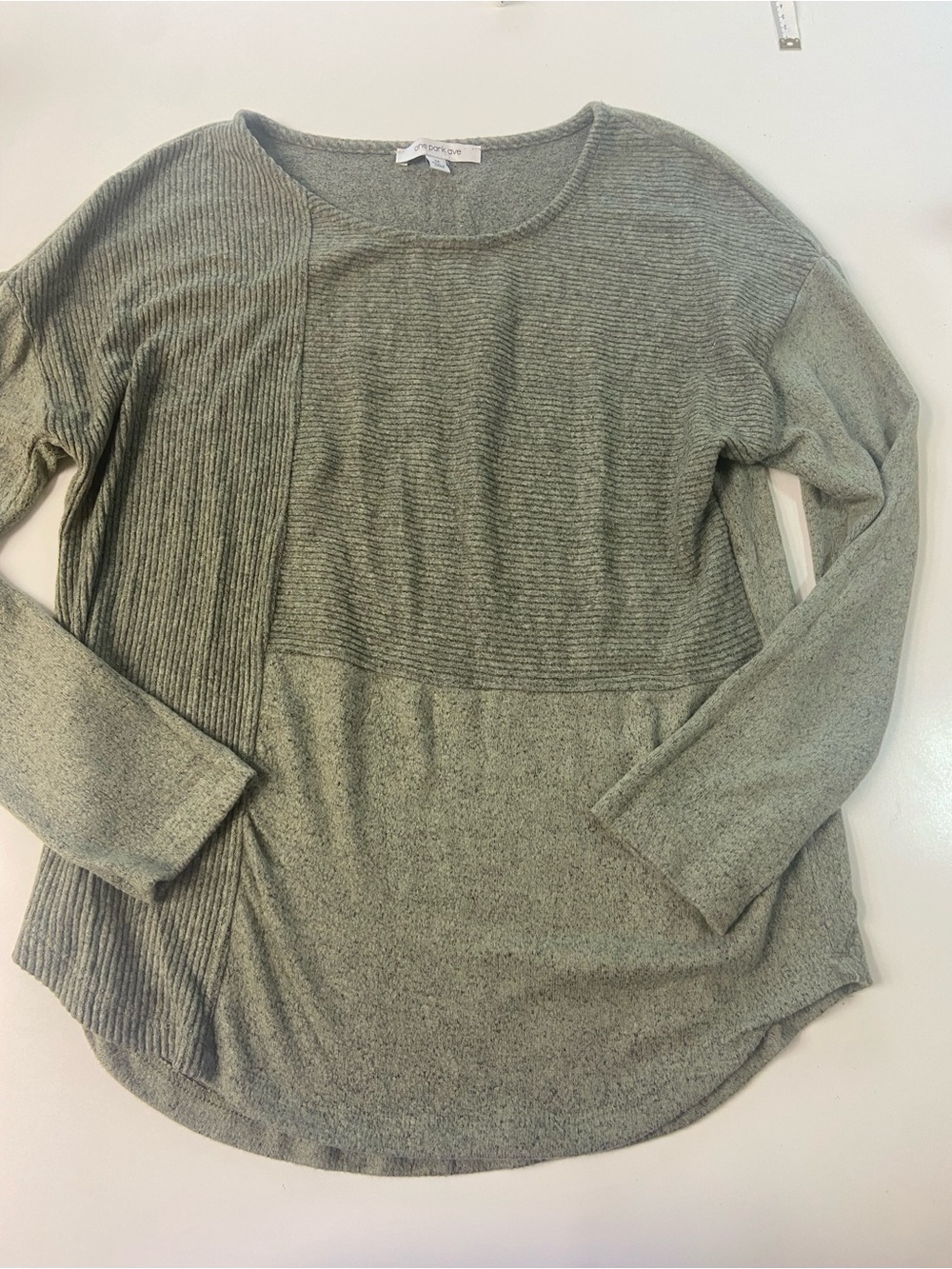 One Park Ave Sage Long-Sleeve Knit Sweater Top Soft like new women’s size M